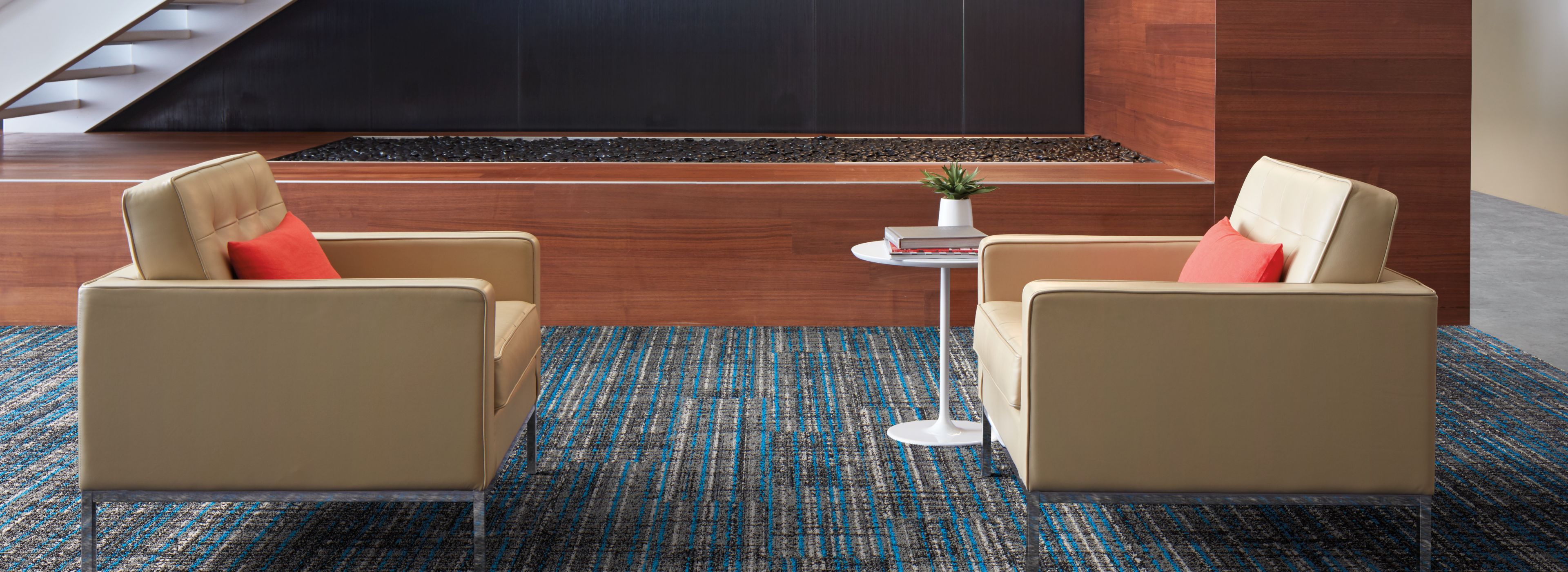 Interface Upload carpet tile and Textured Stones LVT in lobby area with couches numéro d’image 1